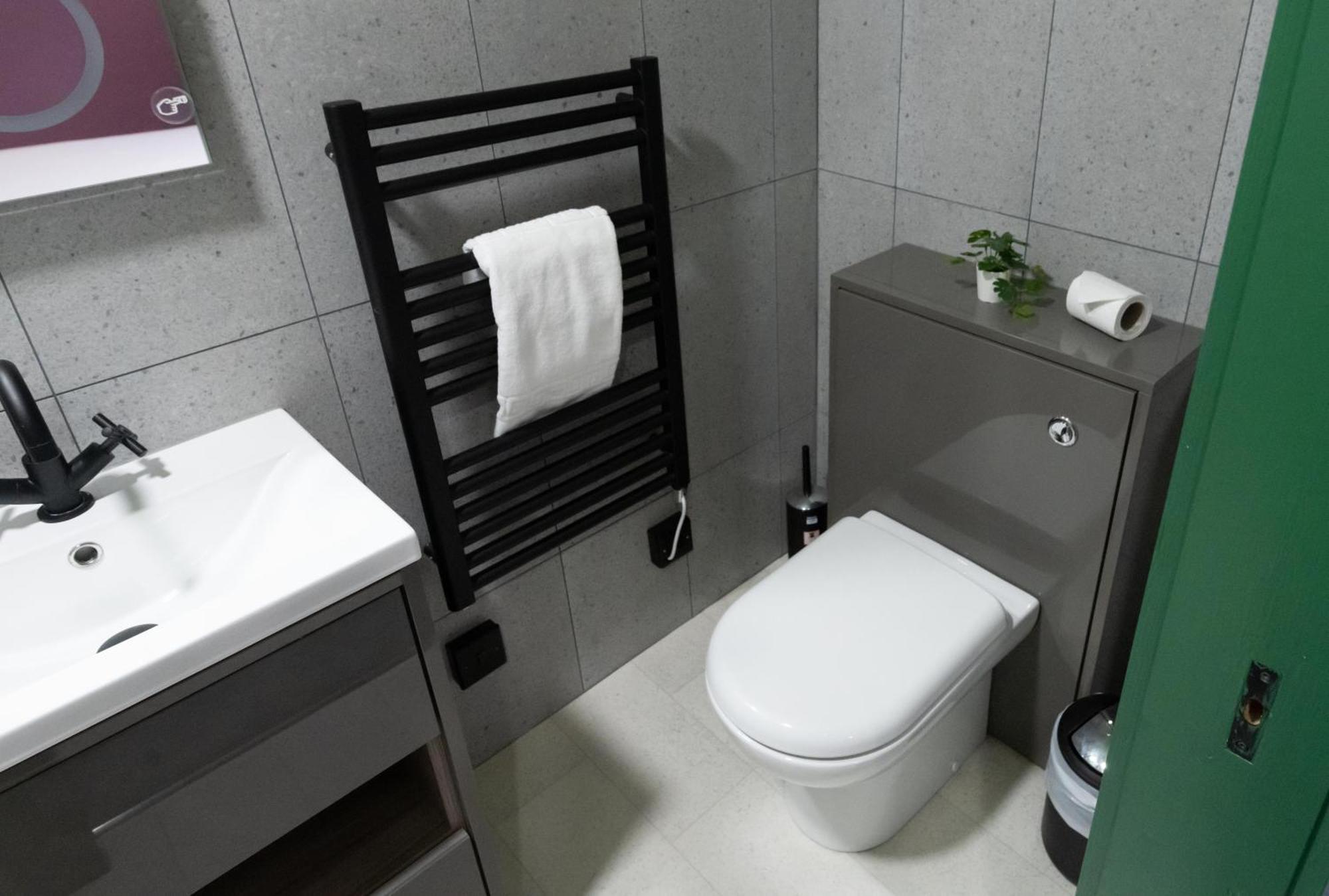 Aaron Wise - 51 Fitzhamon Apartments Cardiff Ngoại thất bức ảnh